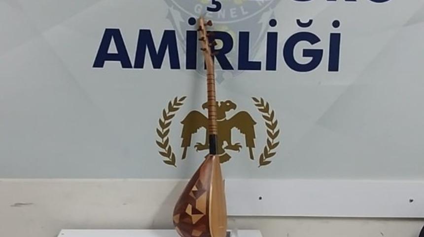Evden saz çalan hırsız yakalandı