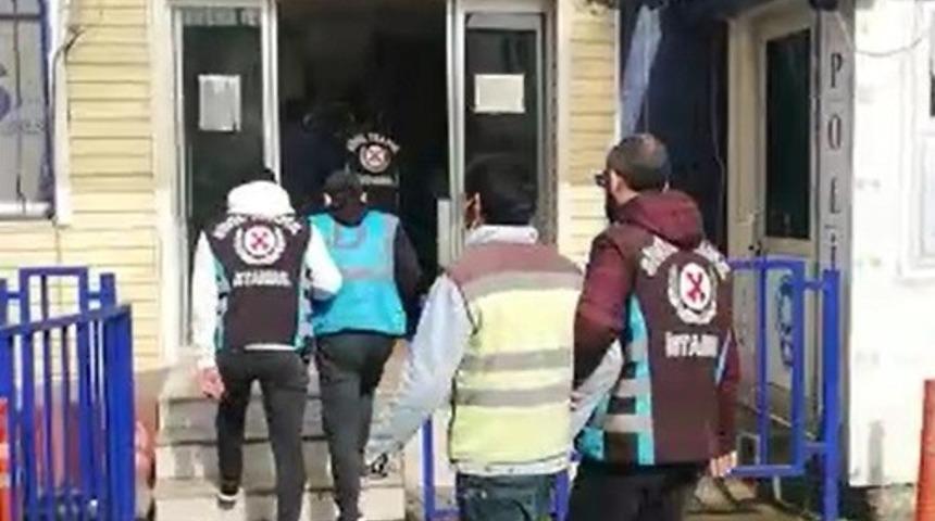 Sarıyer&rsquo;de s&uuml;r&uuml;c&uuml;lerden zorla otopark parası alan 3 kişi yakalandı