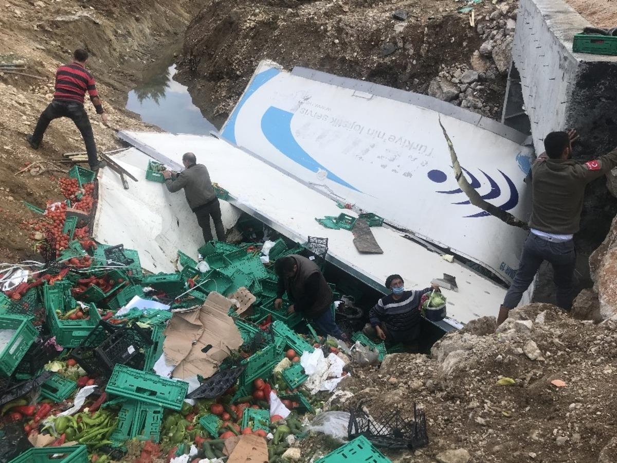 Devrilen tırdan yola sa&ccedil;ılan sebze ve meyveyi kasalara koyup evlerine g&ouml;t&uuml;rd&uuml;ler
