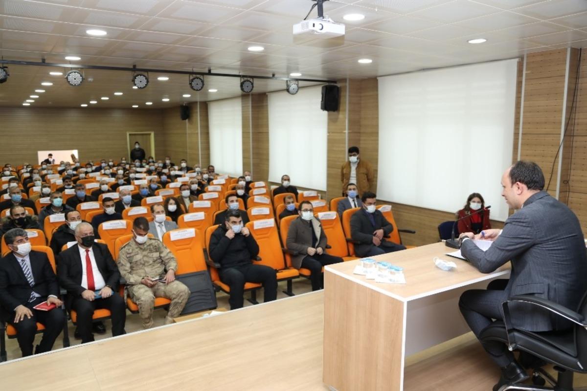 Başkale&rsquo;de muhtarlar toplantısı