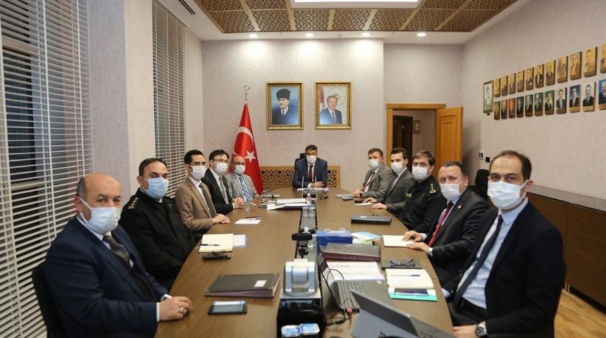 Vali &Ccedil;elik: "Rehavete kapılmamalıyız"