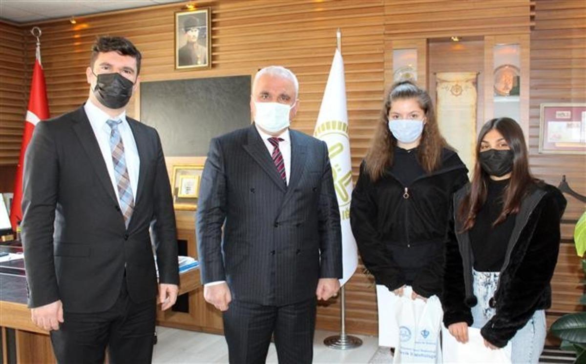 &ldquo;Yazıyorum &Ccedil;iziyorum &ldquo; etkinliğine katılan &ouml;ğrencilere &ouml;d&uuml;lleri verildi