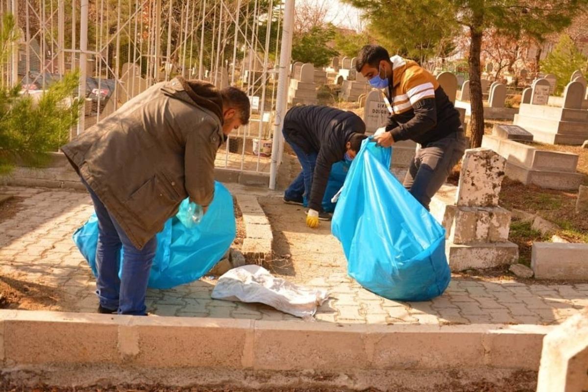 Ergani&rsquo;de mezarlıklar temizleniyor