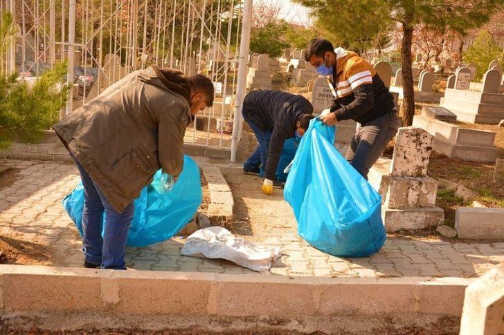 Ergani’de mezarlıklar temizleniyor G1