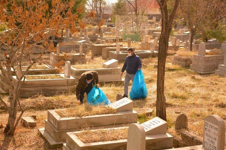 Ergani’de mezarlıklar temizleniyor G3