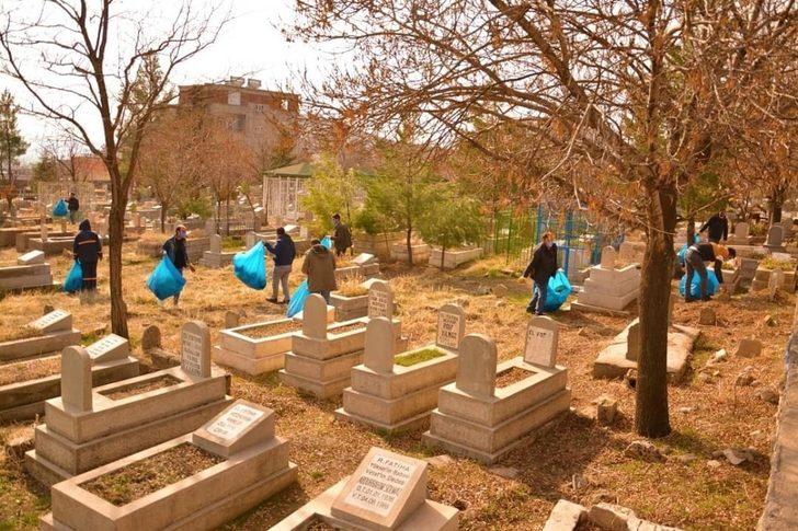 Ergani’de mezarlıklar temizleniyor G4