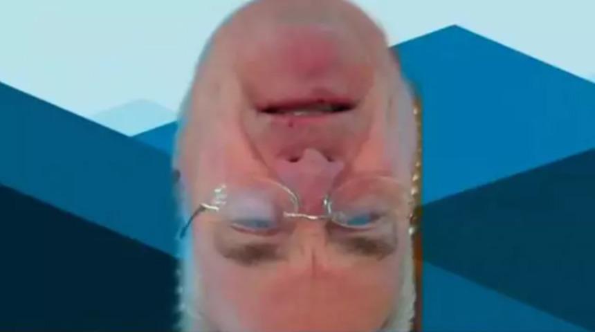 Kongre toplantısında baş aşağı kaldı!