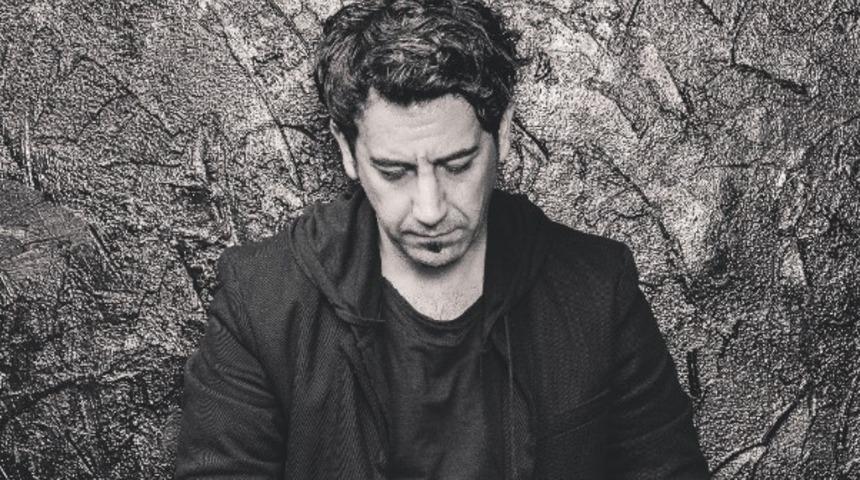 Fatih Es – Siyah Albüm : Aşk ışıklarla renkler, gölgeler arasındaki seslerle!