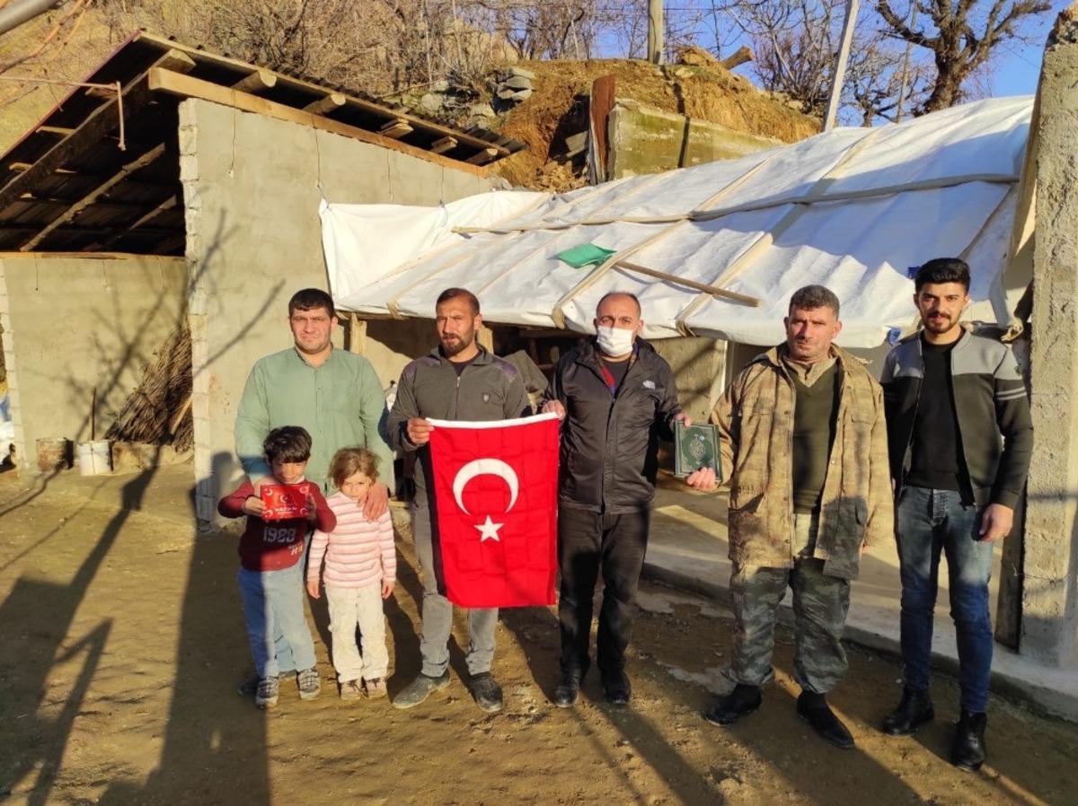 Şehit ailelerinden, &ccedil;ocukları ter&ouml;r &ouml;rg&uuml;t&uuml; PKK&rsquo;ya katılan ailelere &ccedil;ağrı: "Evlatlarınızı HDP ve PKK&rsquo;dan isteyin"