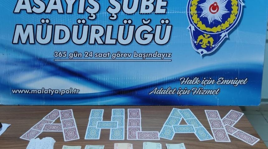 İskambil kağıtları ile "ahlak" mesajı