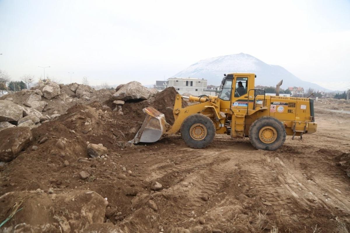 Daha temiz bir il&ccedil;e i&ccedil;in mahallelerde hafriyat temizliği devam ediyor