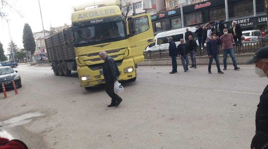 Otomobil ile tır &ccedil;arpıştı, şans eseri &ouml;len veya yaralanan olmadı