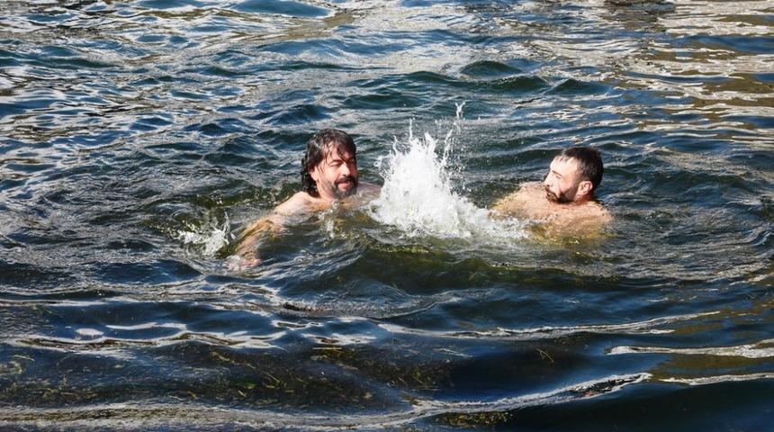 Dünyanın en soğuğu! Buz gibi havada böyle yüzdüler