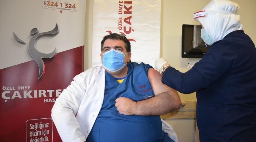 Sağlık &ccedil;alışanlarına ikinci doz aşılama başladı