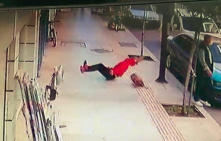 (Özel) Kaldırımda yürüyen adamın ölümden saniyelerle kurtulduğu anlar kamerada G3