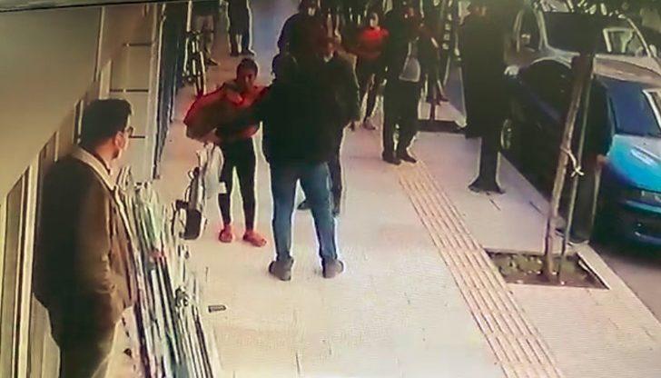 (Özel) Kaldırımda yürüyen adamın ölümden saniyelerle kurtulduğu anlar kamerada G4