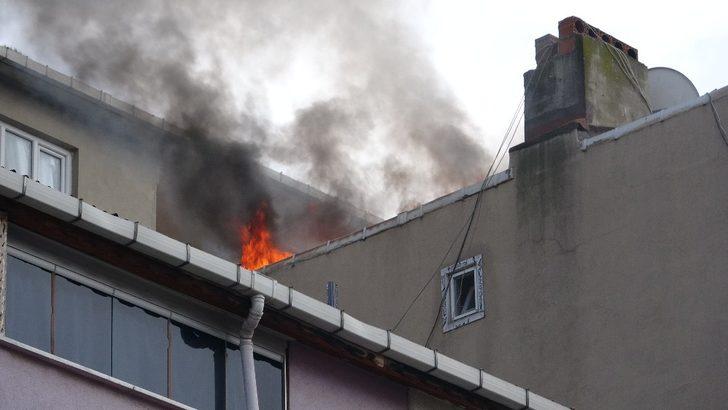 Çatıda çıkan yangına vatandaştan damacanalı müdahale G2