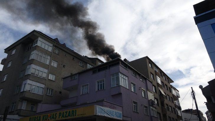 Çatıda çıkan yangına vatandaştan damacanalı müdahale G3