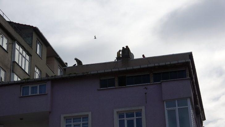 Çatıda çıkan yangına vatandaştan damacanalı müdahale G4