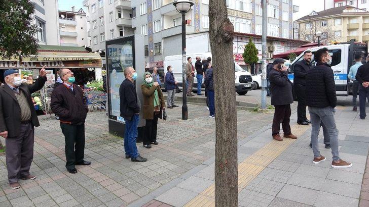 Çatıda çıkan yangına vatandaştan damacanalı müdahale G5