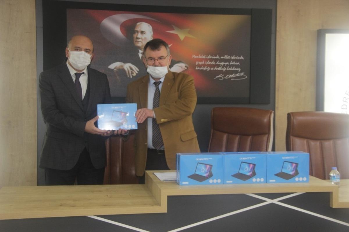 Tabletler Milli Eğitim M&uuml;d&uuml;rl&uuml;ğ&uuml;ne teslim edildi