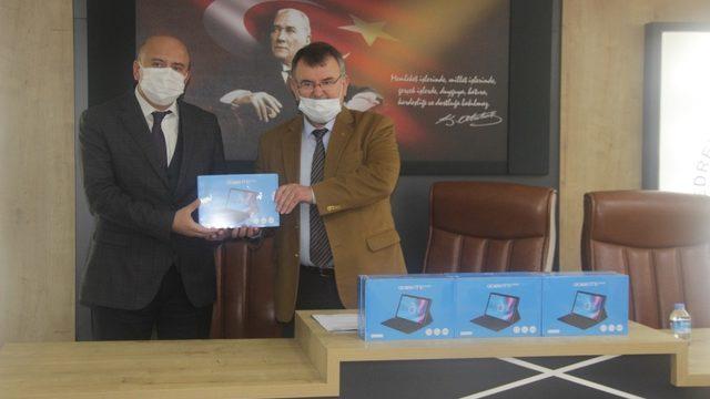 Tabletler Milli Eğitim Müdürlüğüne teslim edildi