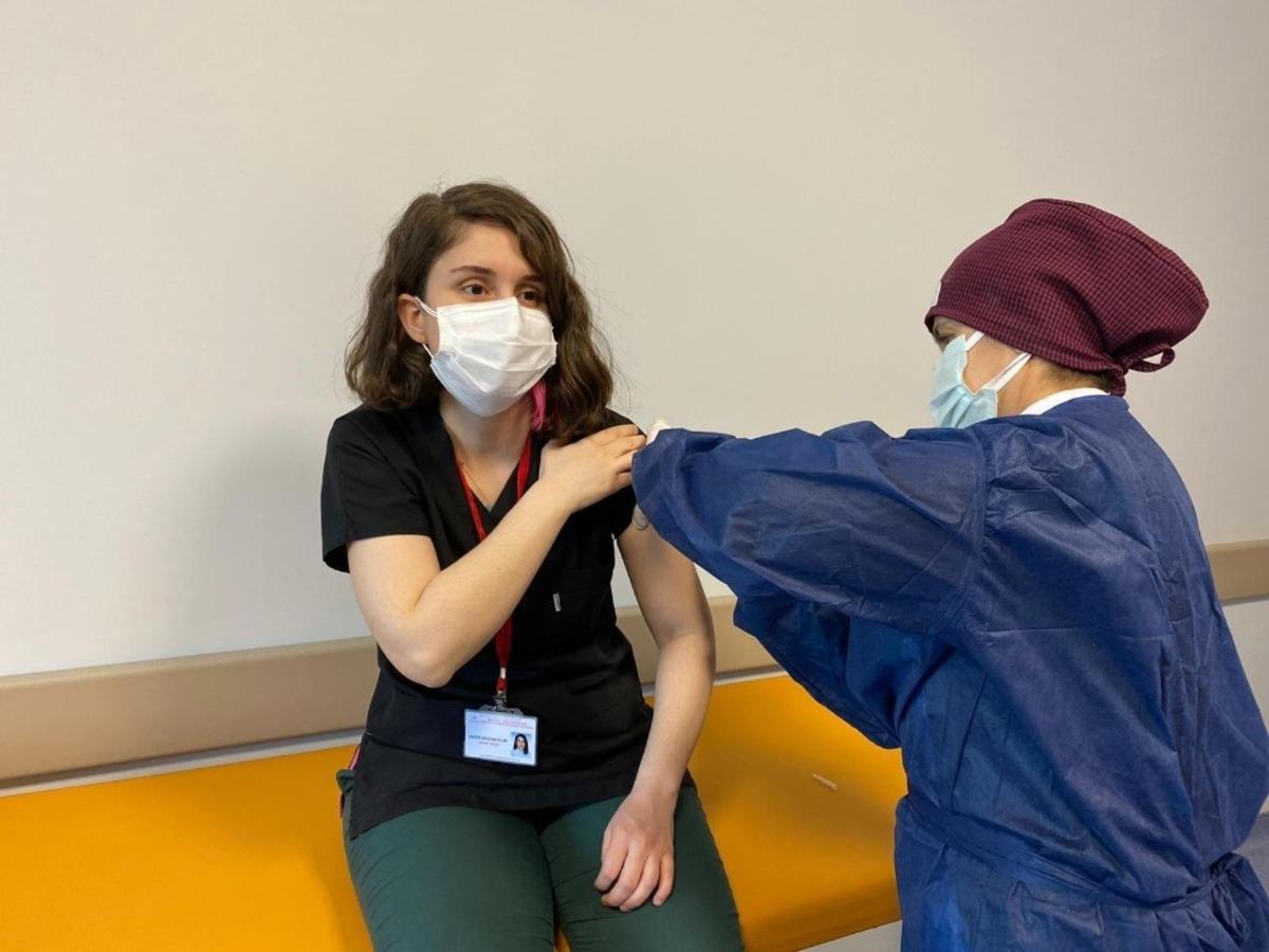 Malatya&rsquo;da sağlık&ccedil;ılara 2. doz aşıları vurulmaya başlandı