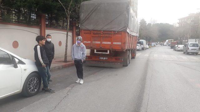 Lüks araçla far hırsızlığı kamerada