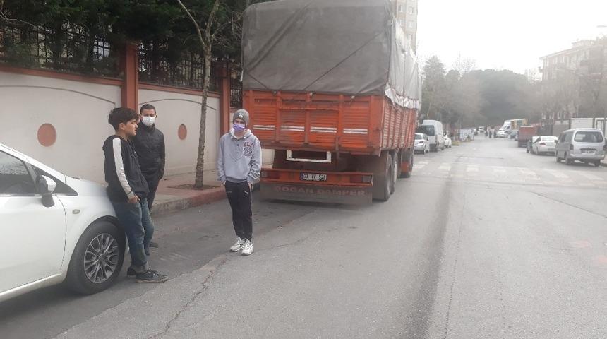 Lüks araçla far hırsızlığı kamerada