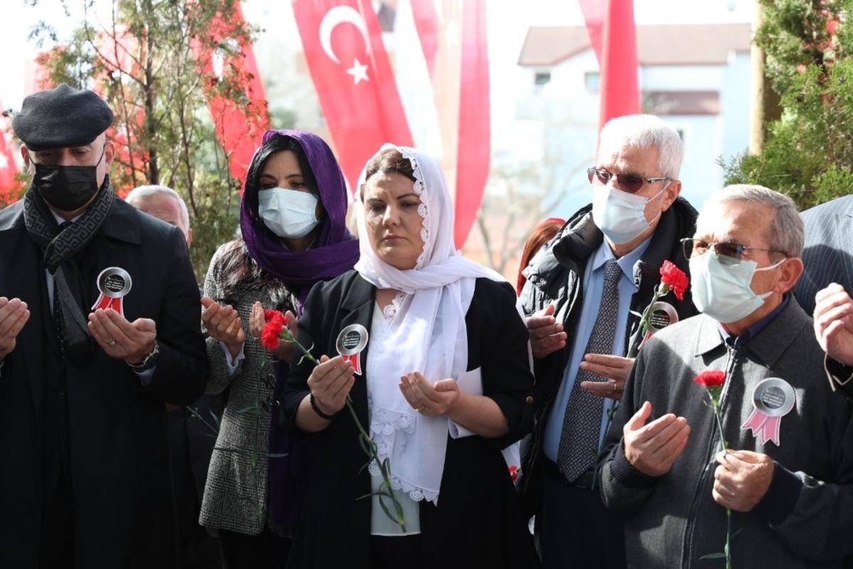 Leyla Atakan ve &ccedil;alışma arkadaşlarını mezarı başında andı