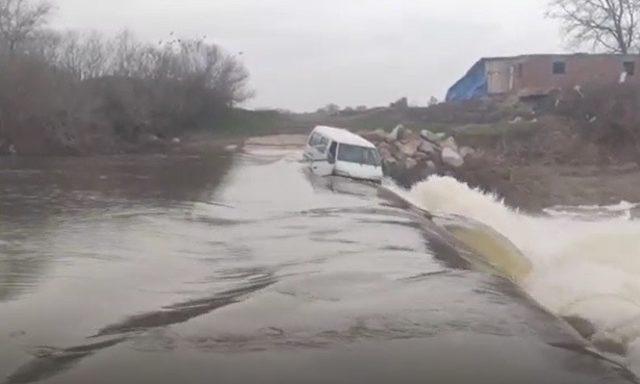 Suya kapılan minibüste can pazarı