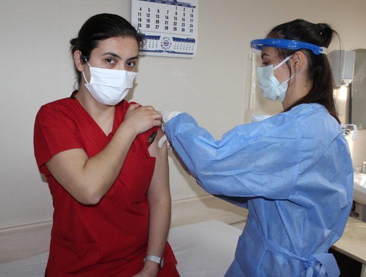 Denizli’de sağlıkçılara 2. doz aşıları vurulmaya başlandı G2