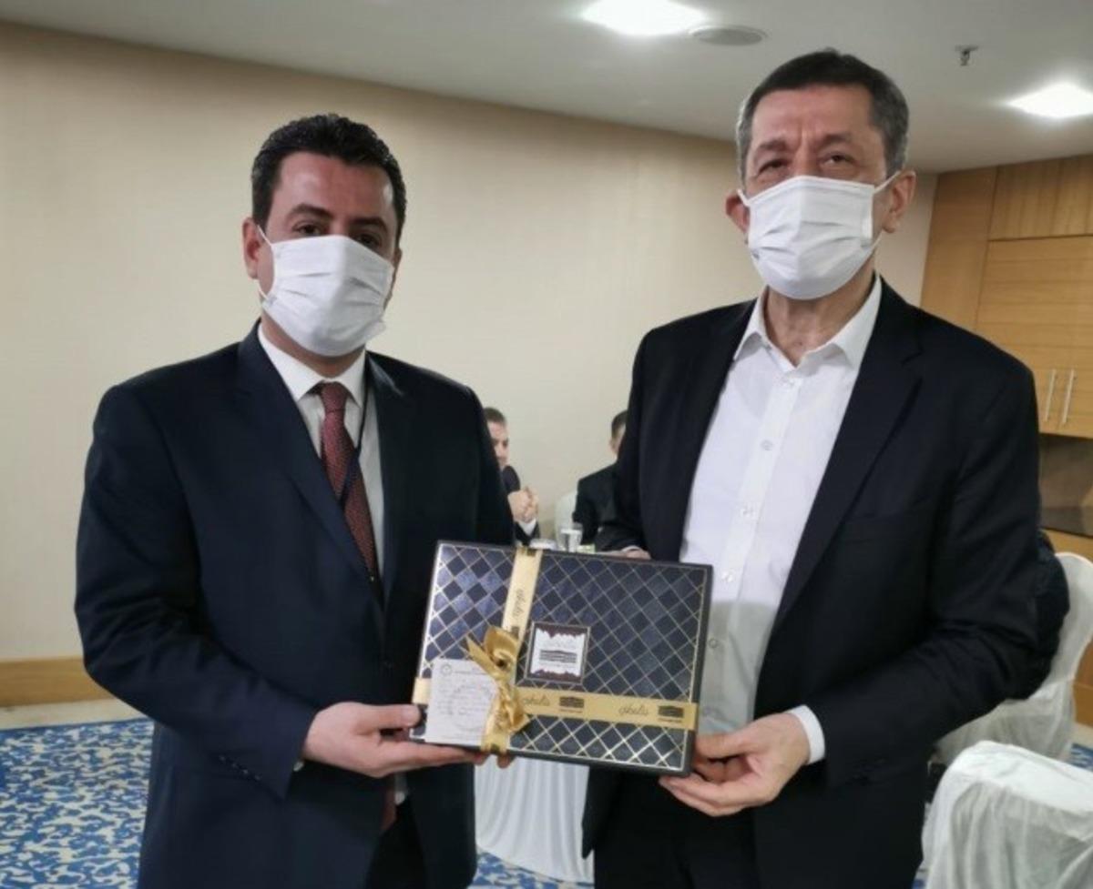 Savaş&ccedil;ı, Bakan Sel&ccedil;uk&rsquo;a &Ccedil;ikolis&rsquo;i takdim etti