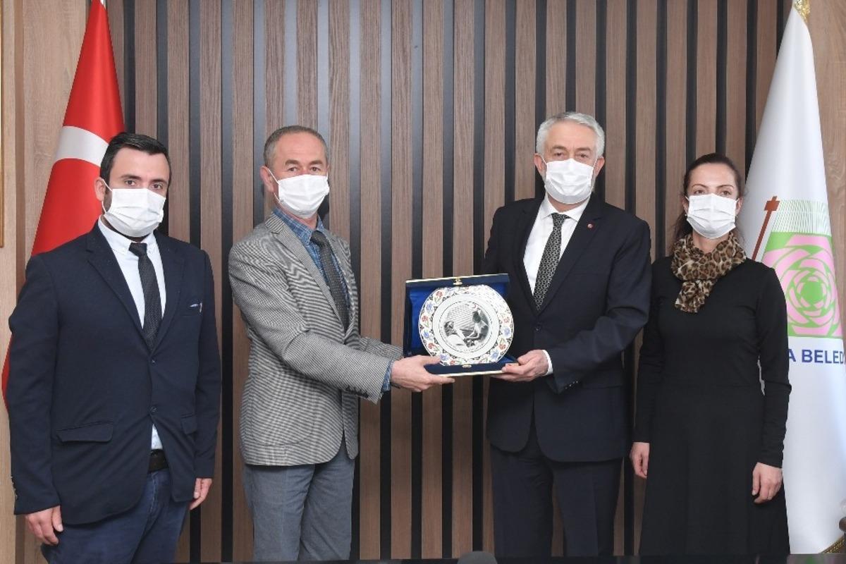 Isparta Kızılay Kan Merkezi M&uuml;d&uuml;r&uuml; G&uuml;zel&rsquo;den Başkan Başdeğirmen&rsquo;e plaket