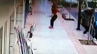 Genç kadın balkondan düştü, kaldırımda yürüyen kişi saniyelerle kurtuldu