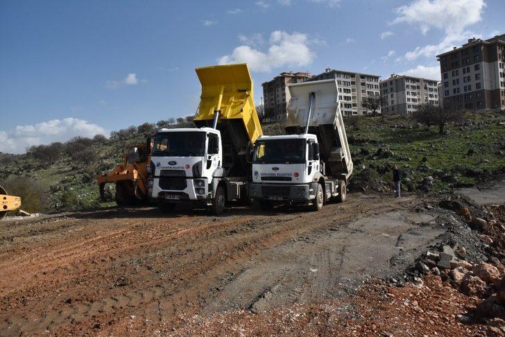 MCBÜ TOKİ yolundaki düzenleme çalışması sürüyor G1