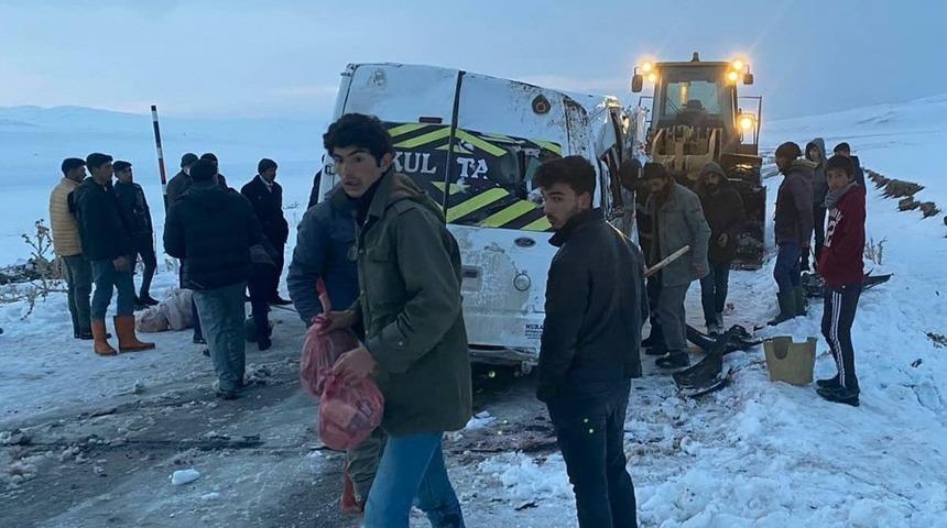 Ağrı’da köy minibüsü devrildi: 5 yaralı