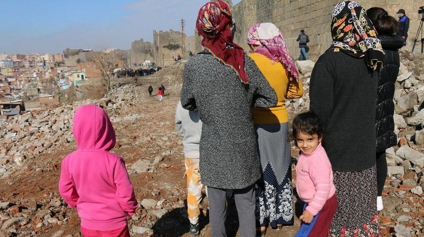 Diyarbakır'ın ilk gecekondu mahallesi Benusen, tarihi surların restorasyonuyla yıkılıyor