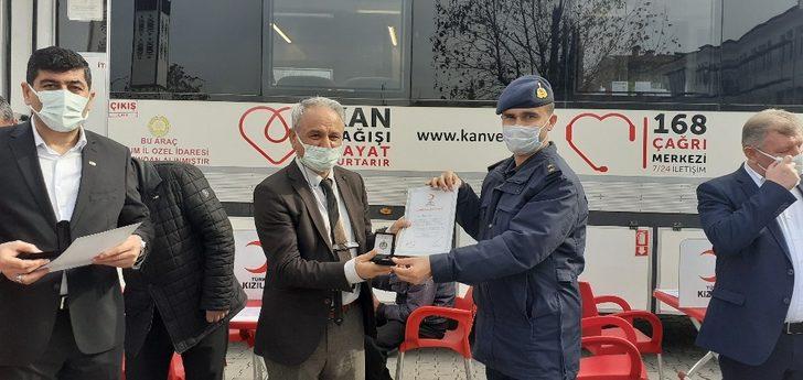 Kızılay’dan kan bağışçılarına madalya G3