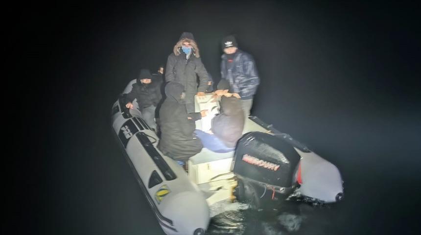 Bodrum'da T&uuml;rk kara sularına itilen bottaki 7 d&uuml;zensiz g&ouml;&ccedil;men kurtarıldı