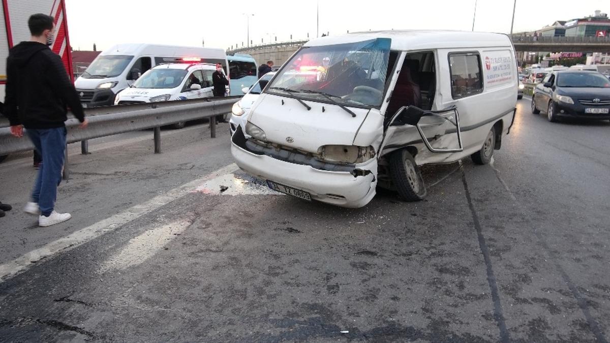 Pendik&rsquo;te minib&uuml;s ile otomobil &ccedil;arpıştı: 2 yaralı