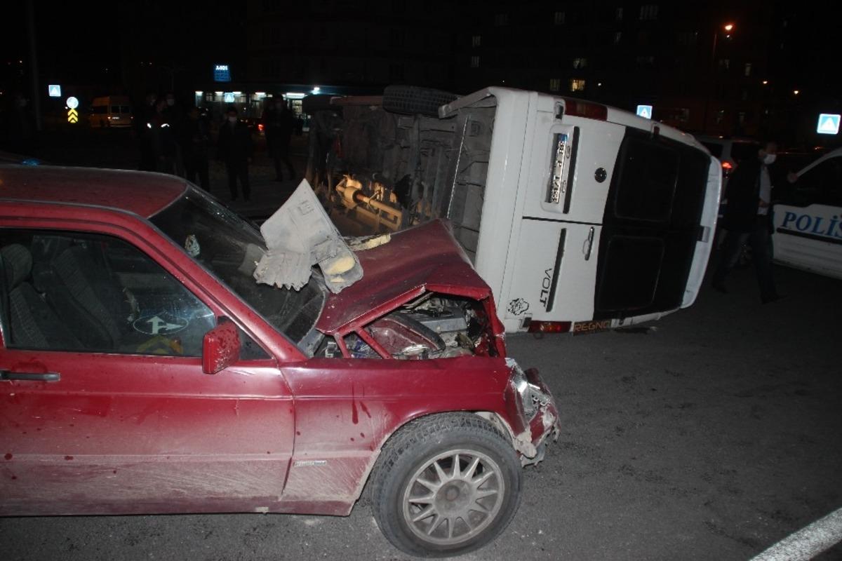 Otomobille &ccedil;arpışan iş&ccedil;i servisi yan yattı: 6 yaralı