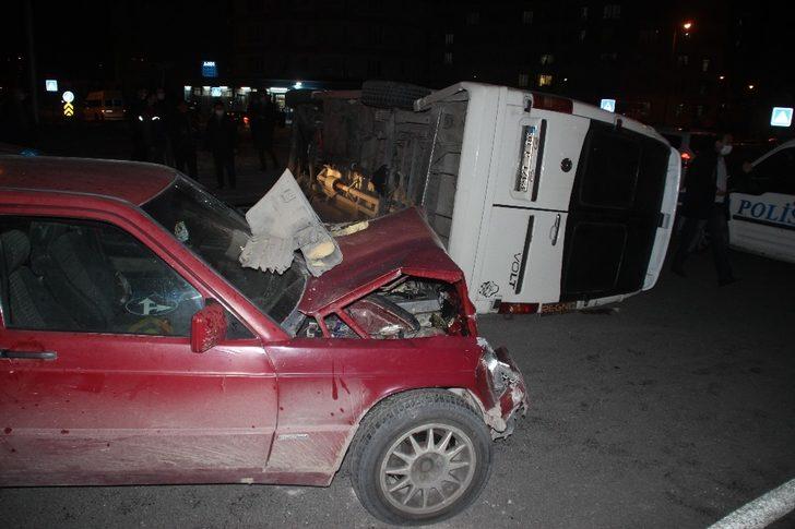 Otomobille çarpışan işçi servisi yan yattı: 6 yaralı G1