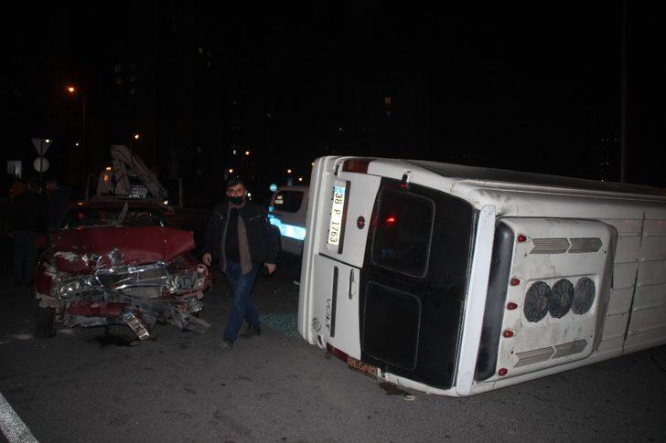 Otomobille çarpışan işçi servisi yan yattı: 6 yaralı G2