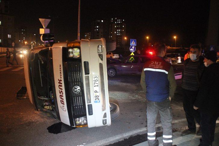 Otomobille çarpışan işçi servisi yan yattı: 6 yaralı G3