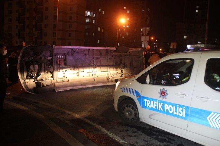 Otomobille çarpışan işçi servisi yan yattı: 6 yaralı G4