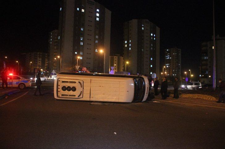 Otomobille çarpışan işçi servisi yan yattı: 6 yaralı G5