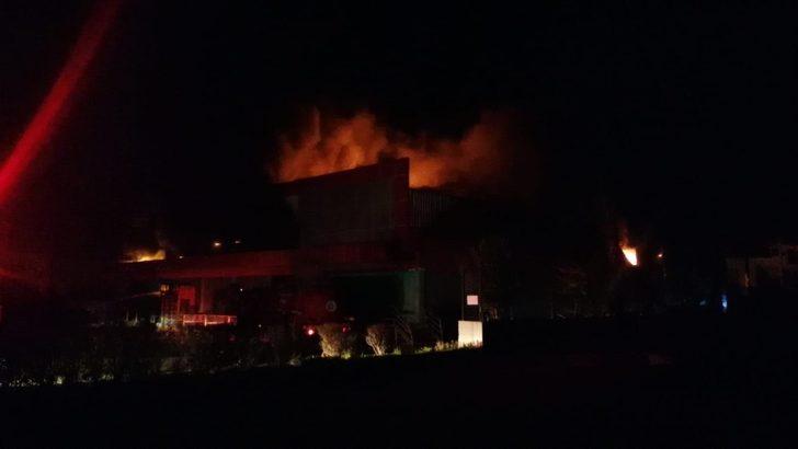 Antalya’da sebze meyve deposu alev alev yandı G2