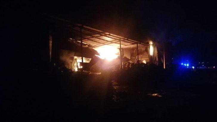 Antalya’da sebze meyve deposu alev alev yandı G4