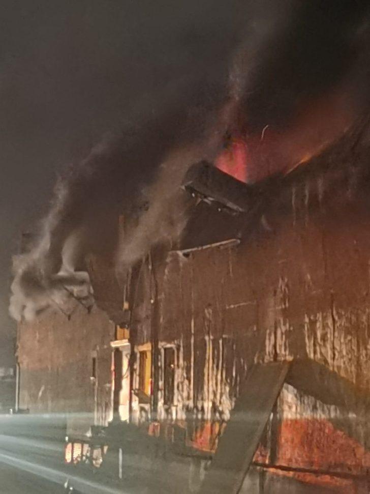 Antalya’da sebze meyve deposu alev alev yandı G5